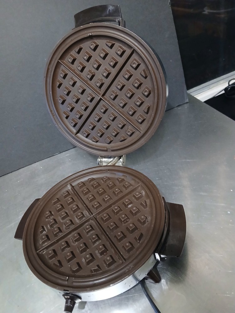 Vintage Toastmaster Waffle Iron Maker Baker Non Stick Chrome 252A Round TESTED