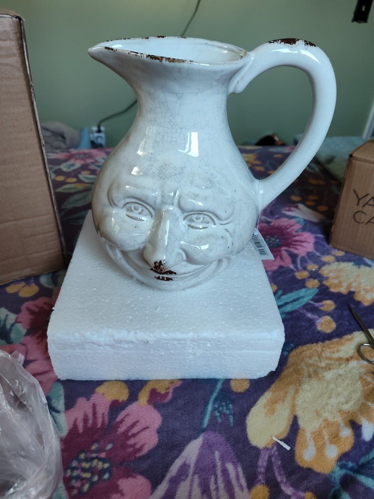 WHITE-FACED WATER POT SUPER CUTE