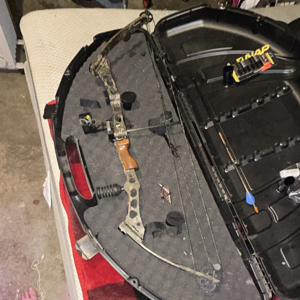 Mathews Q2 Solo Cam Compound Bow RH 70#, 29" has new string/cables