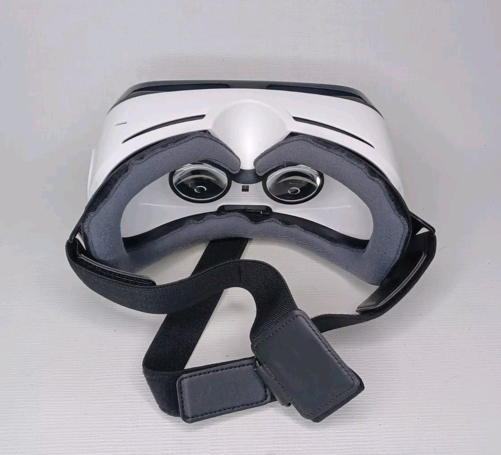 Samsung Gear Smartphone VR Headset Powered By Oculus