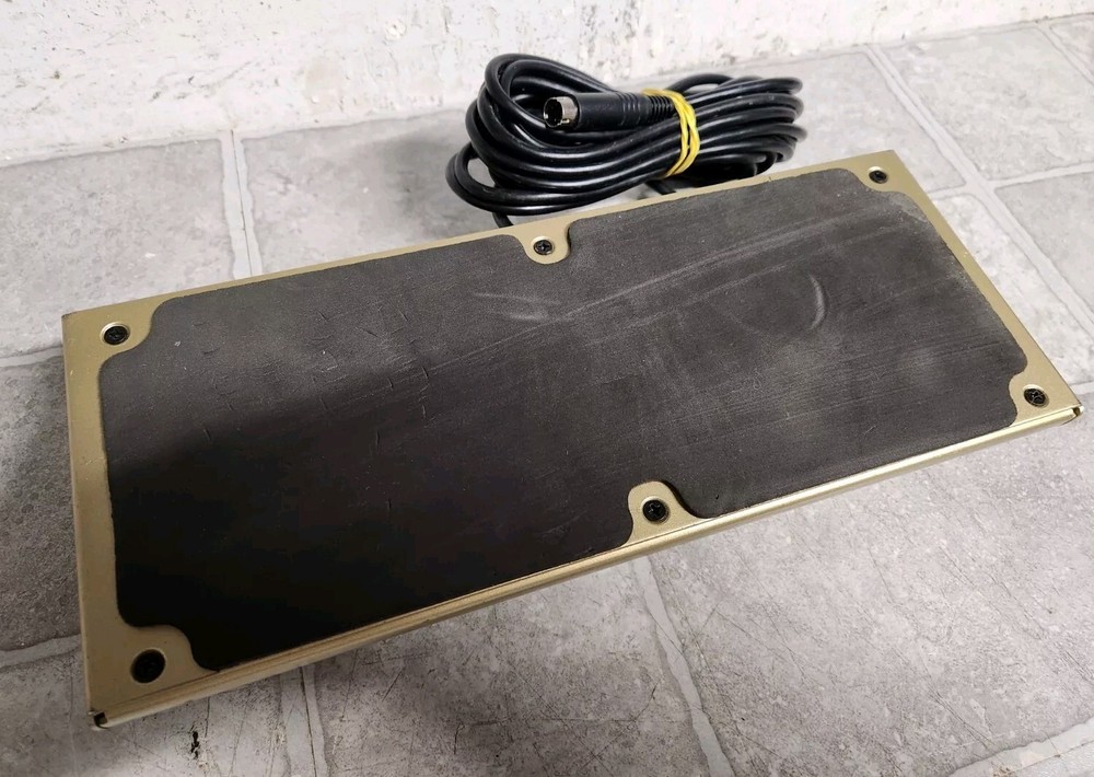 BEHRINGER FS114 Foot Pedal Switch Gold Controller