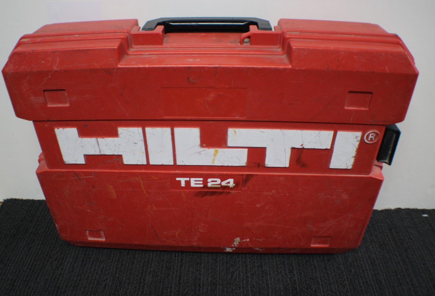 Hilti TE24 - 115V Corded Rotary HAMMER DRILL - W/Hard Shell Case.