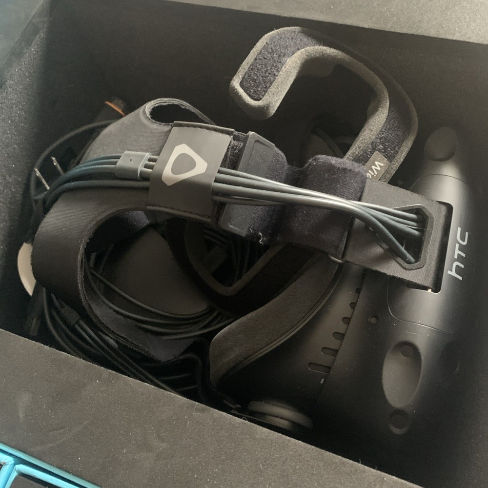 HTC Vive VR Headset Complete Set Full Kit System Steam VR PC Virtual Reality