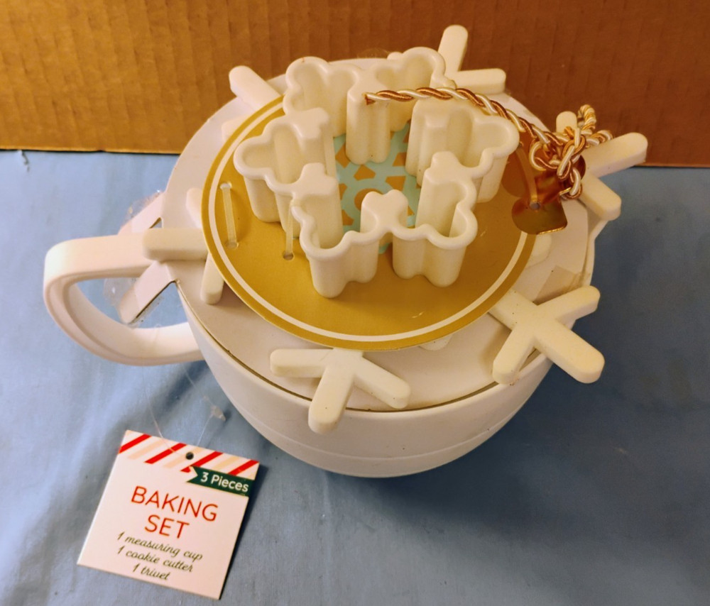 3 Pcs Baking Set, Measuring Cup, Cookie Cutter And Trivet, White Snowflake