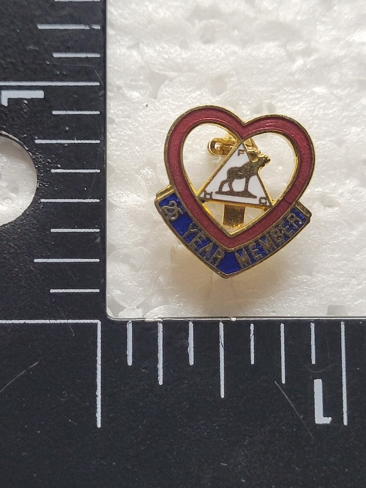 MOOSE HEART HAT LAPEL PIN PIN BACK USED (M1318)