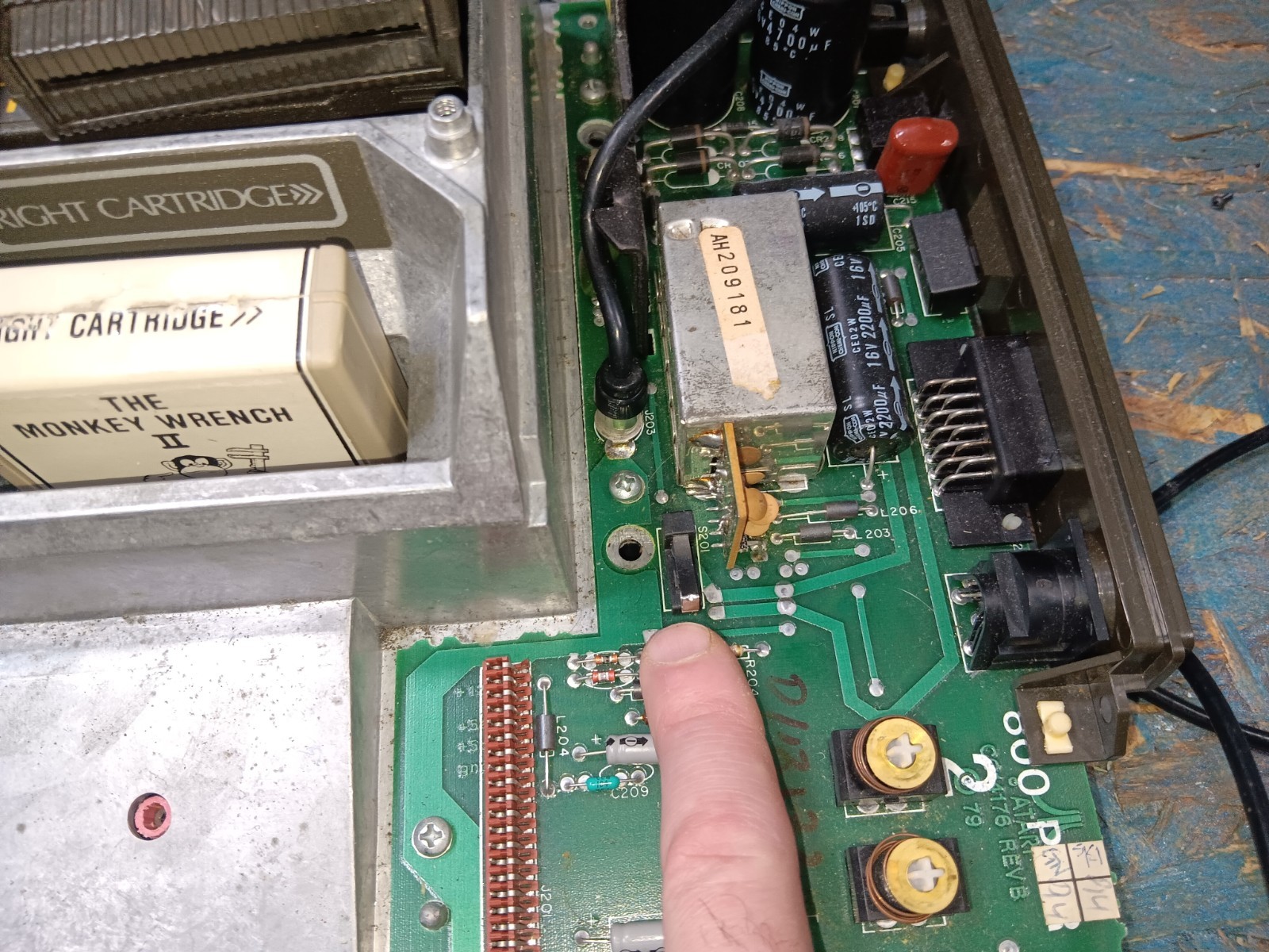 Atari 800 BAREBONES Motherboard-FULL RAM-GAMES-BASIC & MONKEY II-GOOD-SEE ALL