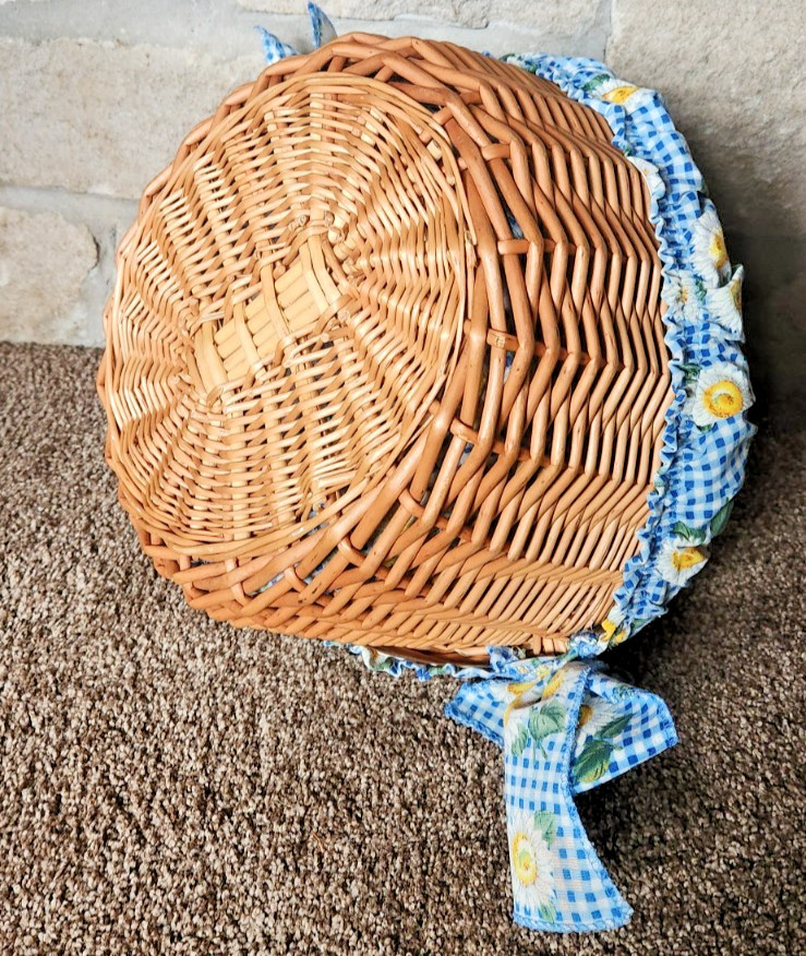 Pretty Wicker Basket with Blue Gingham Liner & Daisy Pattern 11" Round