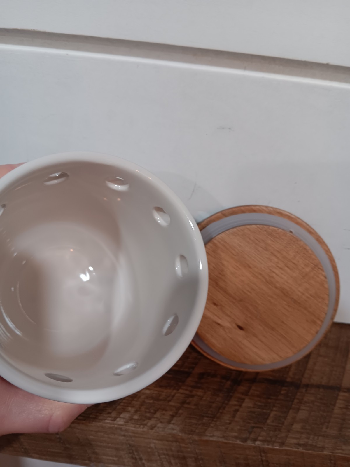 Rae Dunn Artisan Collection Garlic Cellar With Wooden Lid "Fresh"