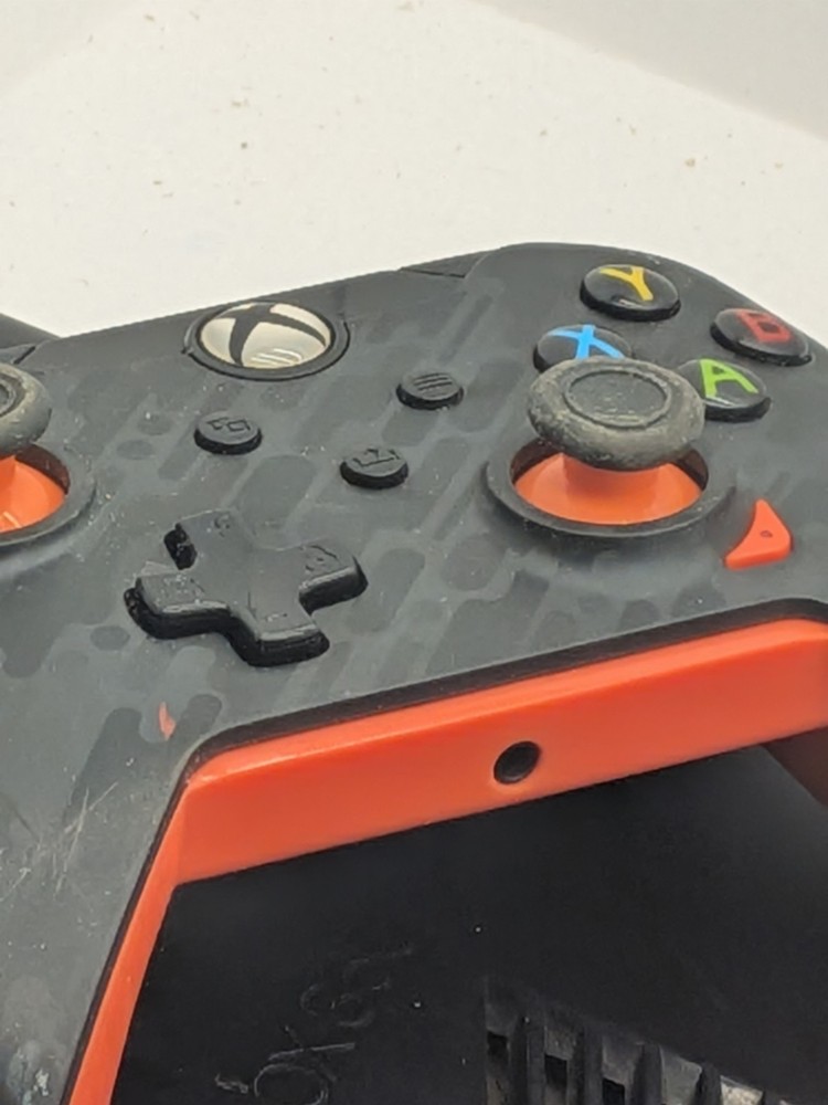 xbox 360 Console/ 2Controlers No Cords/ Power Cord /Works