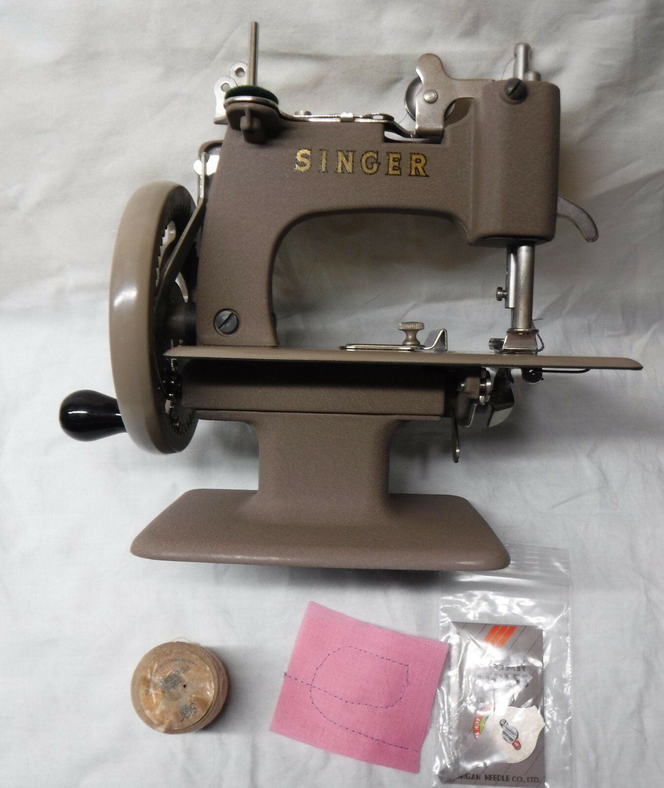 Excellent Little Singer SEWHANDY #20 Vintage 50's   Child's Sewing Machine