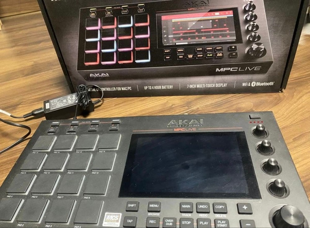 AKAI MPC Live Standalone Sampler Sequencer Drum Machine Japan