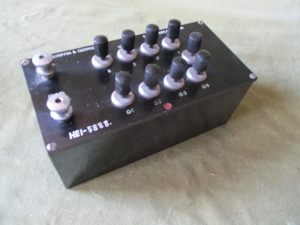 PLUG TYPE RESISTANCE BOX, BAKELITE, 0.1-5 OHMS + INF GAP {PHYSICS} BY GRIFFIN