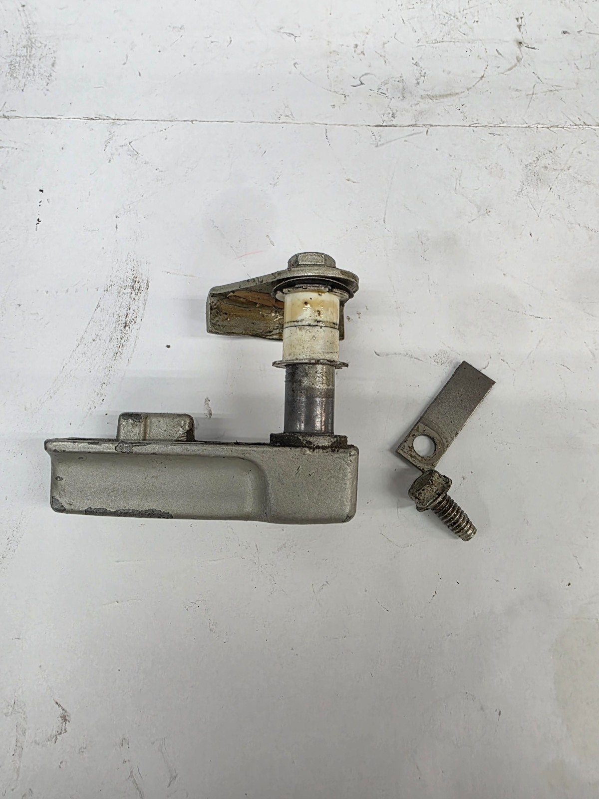 Evinrude Johnson 384338 Rear Hood Latch Handle Complete