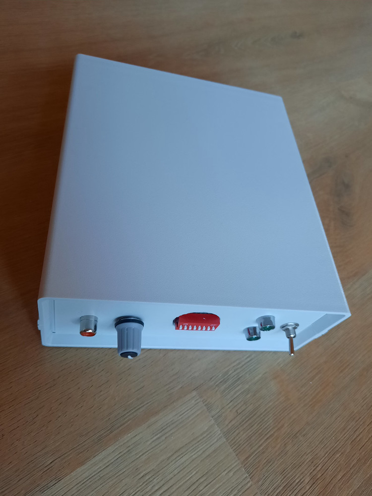 A PLL Controlled 2.5 Watts Professional 800-1800 KHz AM Mosfet Radio Transmitter