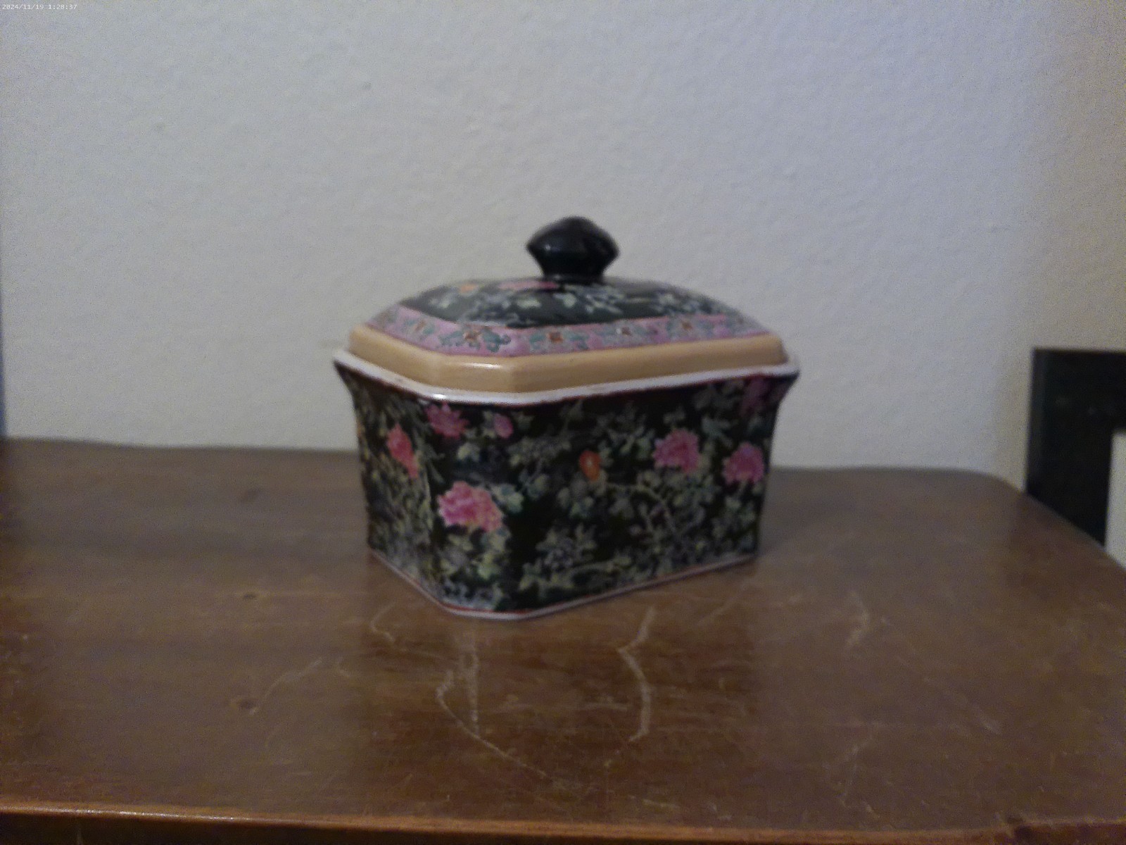 Vintage Oriental Asian Chinese Export Porcelain Decorated Trinket Box