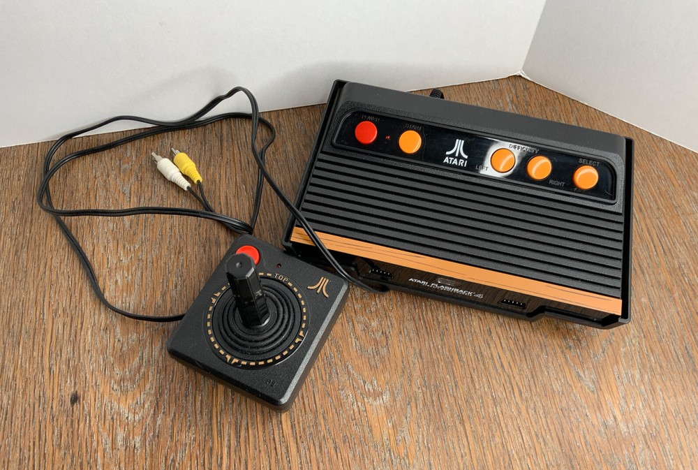 ATARI Retro Black Flashback Classic Video Game Console 4 + Controller