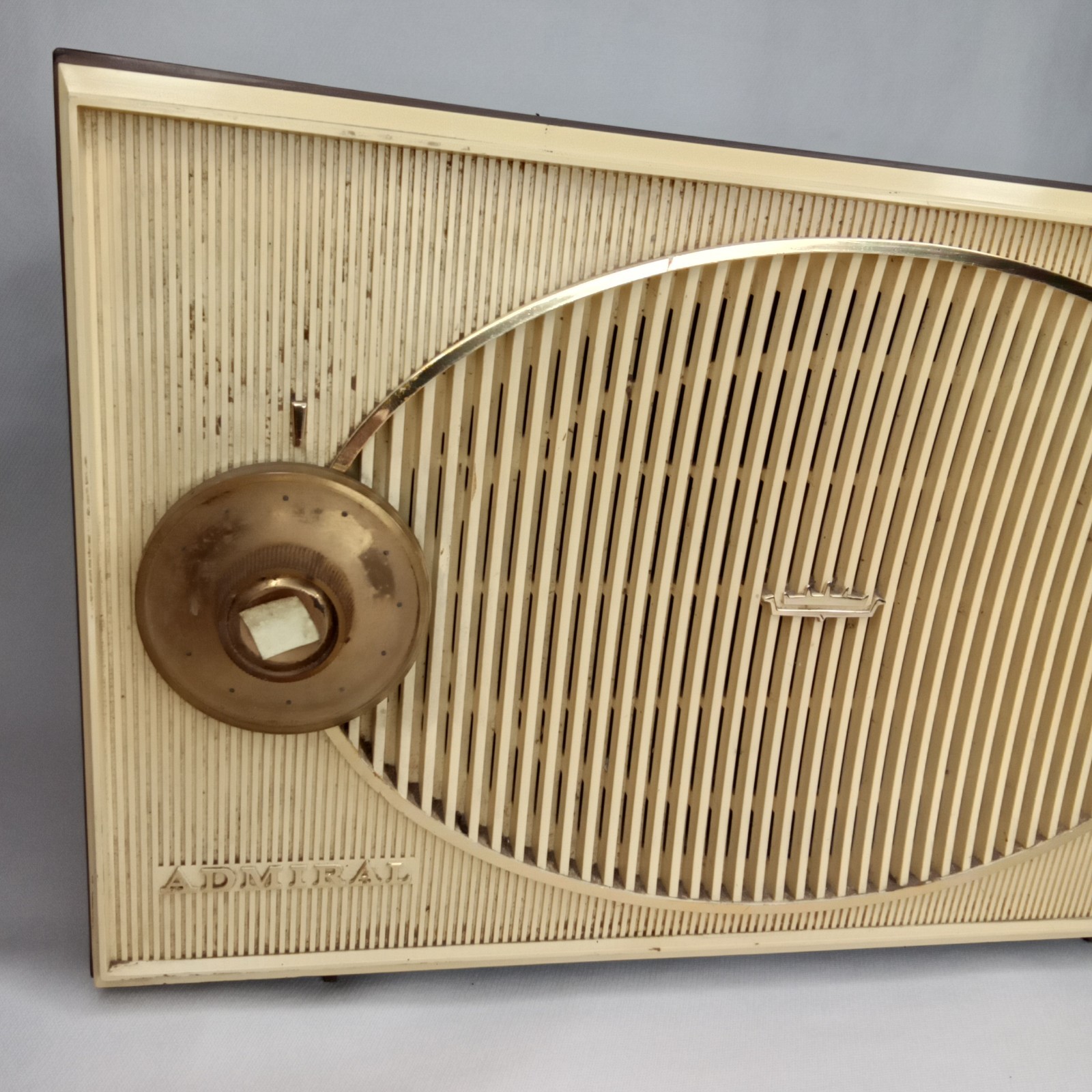 Mid Century Modern AM Radio Admiral Winston Model Y3027A Brown Made In USA 1950s