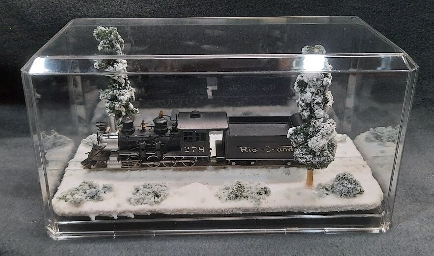 HOn3 SCALE 9" SINGLE TRACK DISPLAY CASE - WINTER SCENE- FOR ANY HOn3 TRAIN