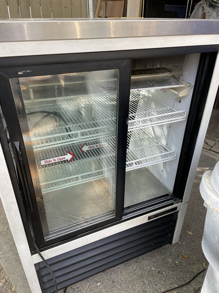 True TSID-36-2 Refrigerated Pastry Display Case