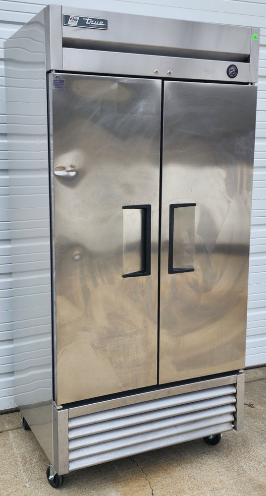 TRUE T-35 TWO SECTION REACH-IN REFRIGERATOR