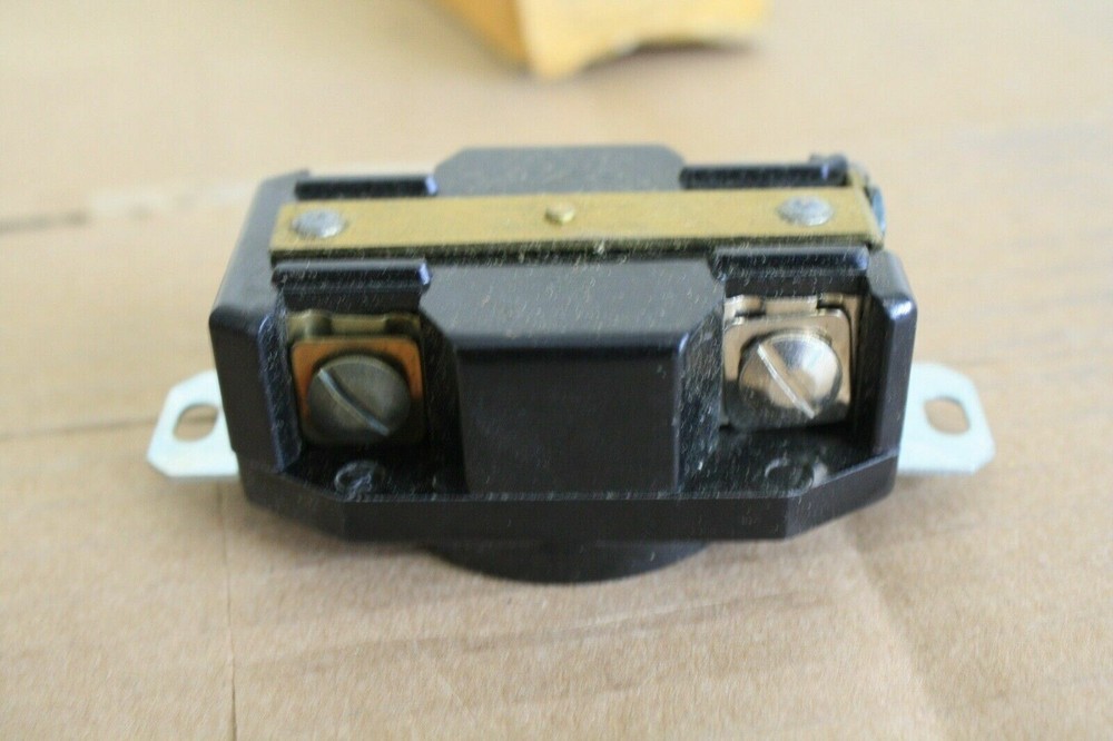 HUBBELL 2820 LOCKING RECEPTACLE