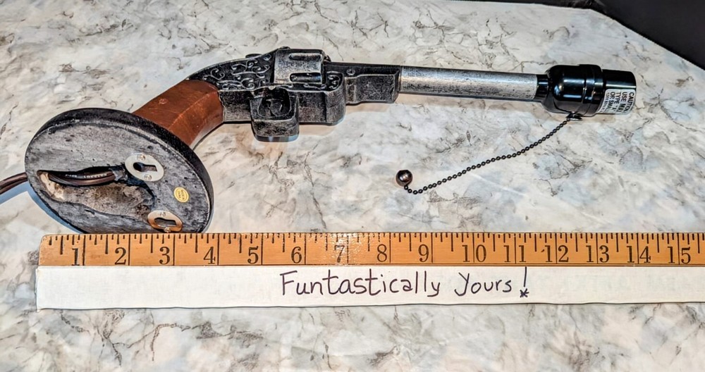 WALL GUN LAMP. PULL STRING. A GREAT DECORATION 4 MANS CAVE OR CABIN. HUNTERS