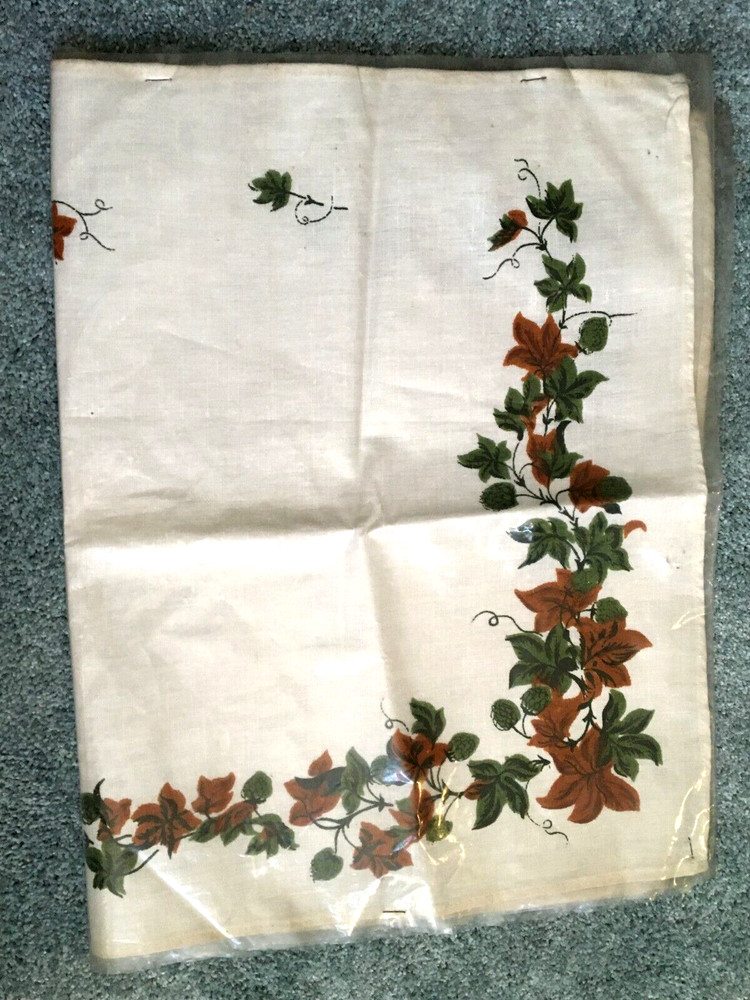 TABLE RUNNER TOPPER Doily RECTANGULAR Fall Leaves Berry Vine WHITE CLOTH 27" VTG