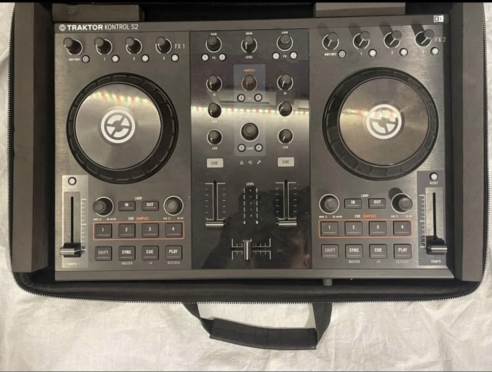 Native Instruments TRAKTOR KONTROL S2 MK2 DJ Controller
