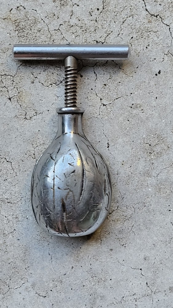 An Androck Antique But Cracker