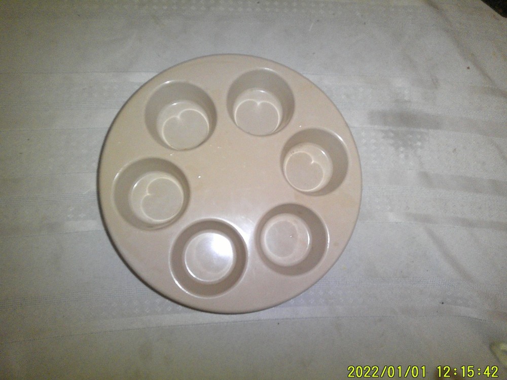 USED ANCHOR HOCKING HARD PLASTIC MICROWAVE MUFFIN PAN