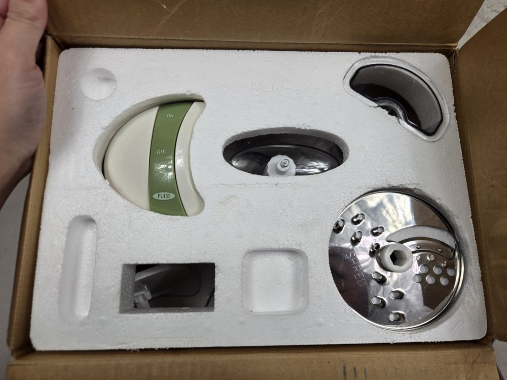 Black & Decker Mini Pro Food Processor MFP100 2000 New Open Box