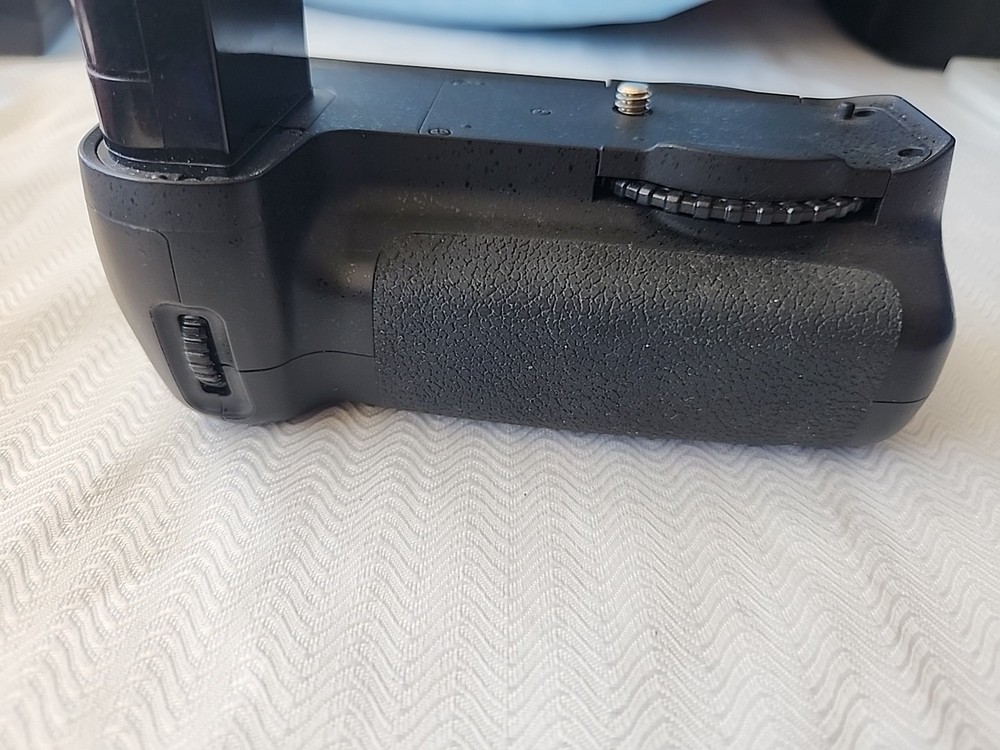 Meike Multi-Power Battery Pack MK-D90 - Not Tested
