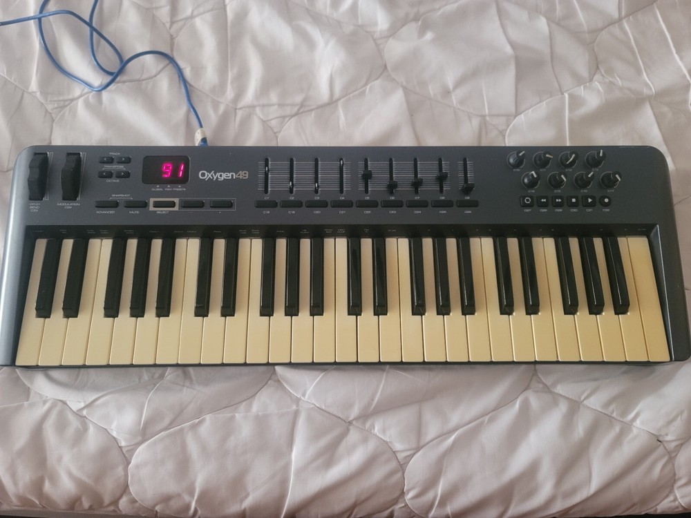 M-Audio Oxygen 49 (3rd Gen) MIDI Controller Keyboard-Missing Four Plastic Knobs