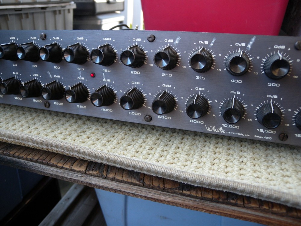 WHITE PROFESSIONAL EQUALIZER 4000. GREAT WORKED CONDITION. WITH TESTED. U.S.A