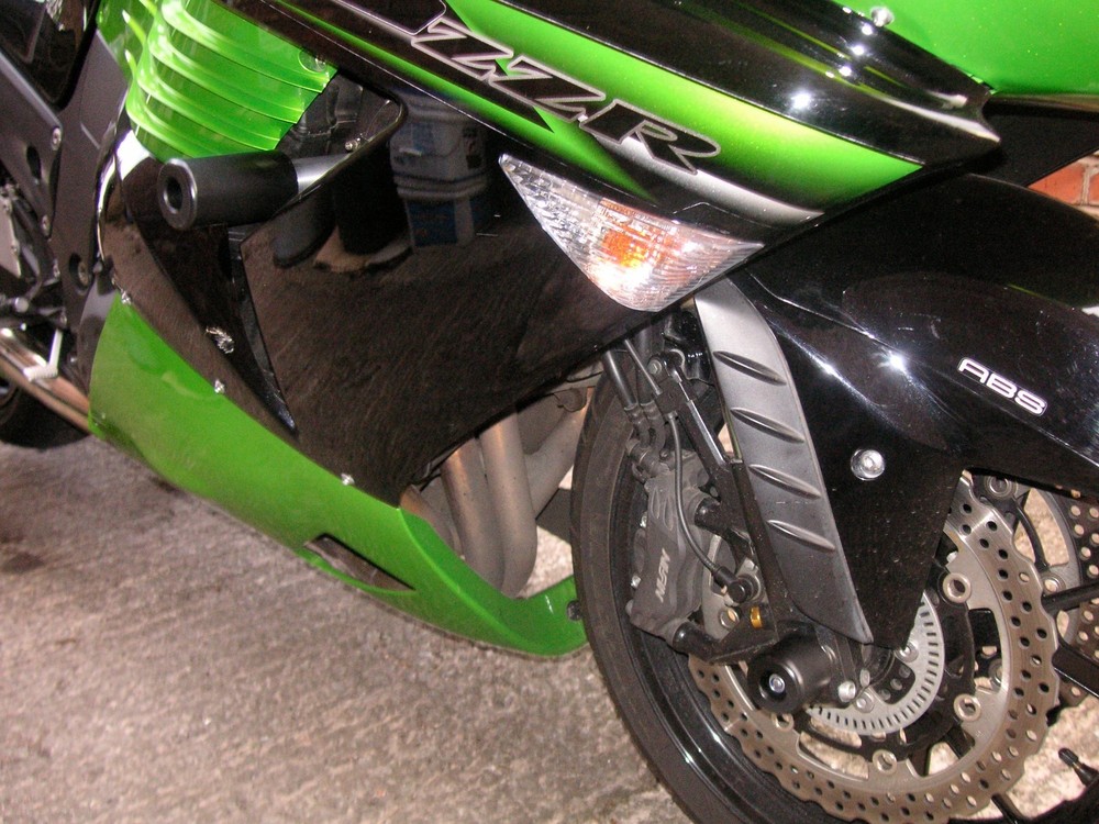 KAWASAKI ZZR1400 2006 -2011 CRASH PROTECTION PUCKS KNOBS ENGINE SAVERS SLIDERS
