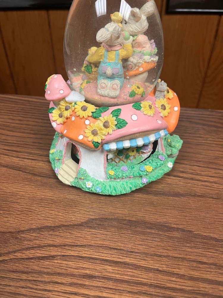 VINTAGE EASTER SPRING PETER COTTONTAIL RABBIT WATER GLOBE / SNOW GLOBE EGG SHAPE