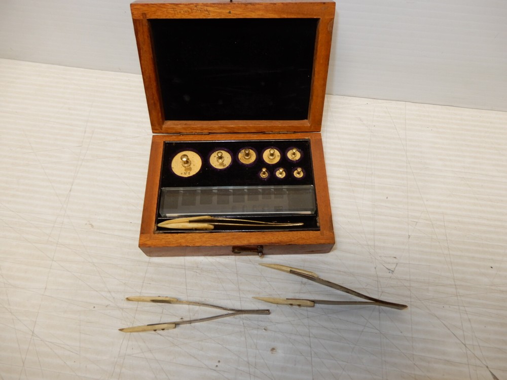 ANTIQUE BOXED SET BRASS WEIGHTS