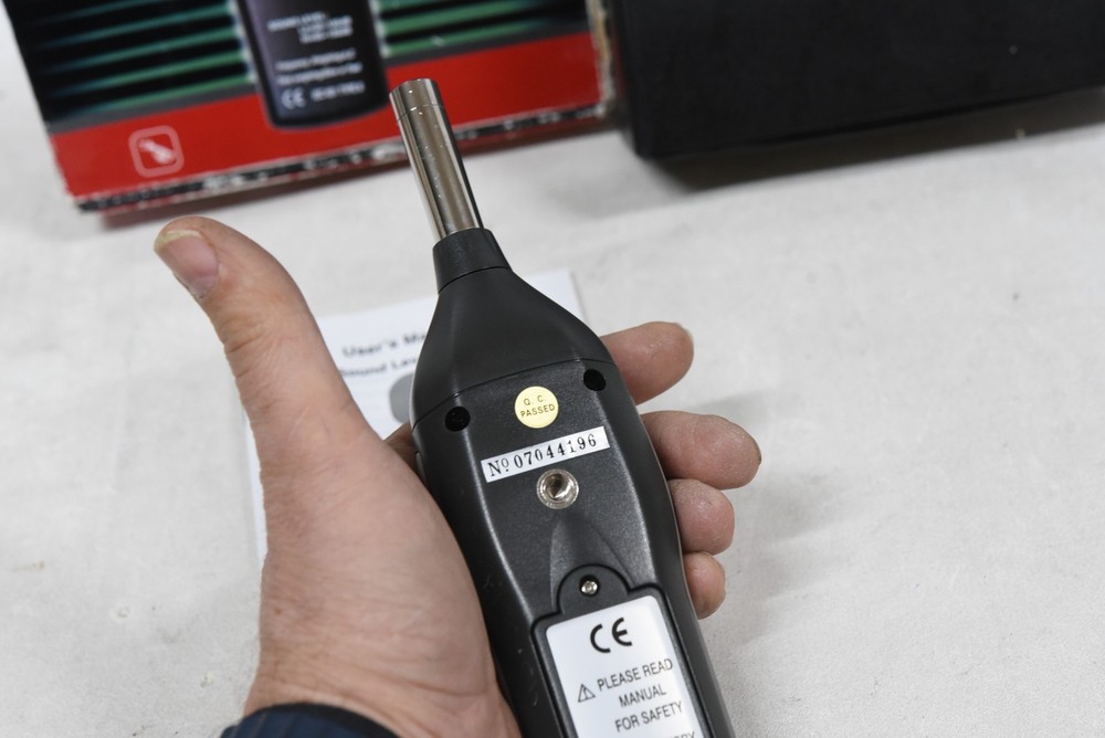 Digitech QM-1589 Compact Digital Sound Level Meter with Case