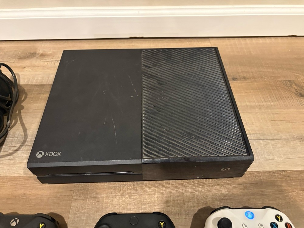 Microsoft Xbox One 1540 500GB Console System Bundle W/ 3 Controllers & 7 Games