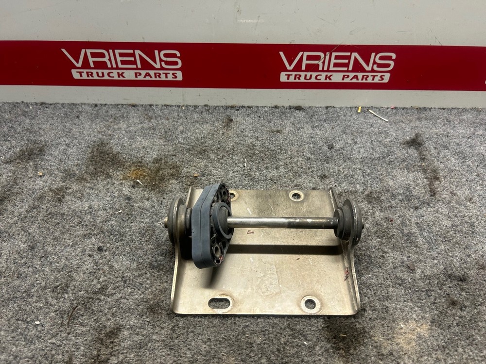 PETERBILT M11-1917-004 EXHAUST MOUNT BRACKET ASSY