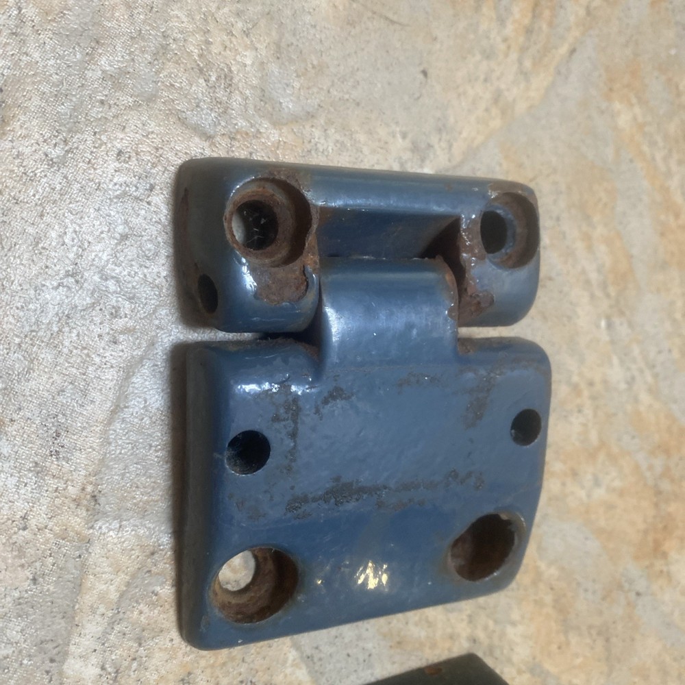 Defender earlier models o/s driver side front door hinges