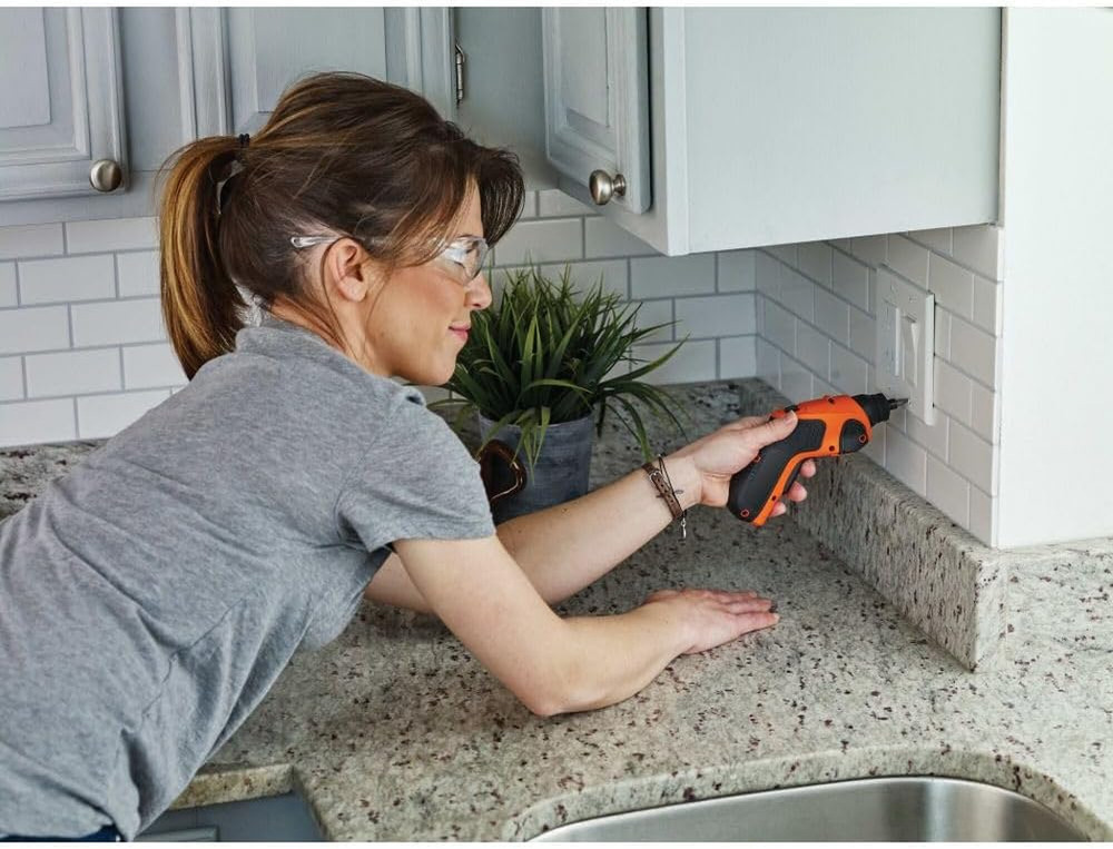 BLACK+DECKER 4V MAX* Cordless Screwdriver (BDCS20C)