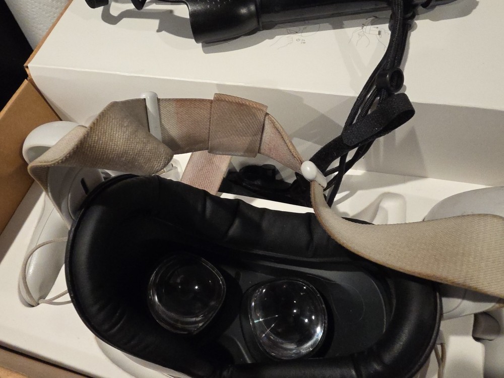 Meta Oculus Quest 2 With Controllers And Extenders - White