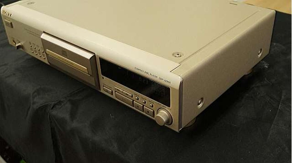 SONY CDP-XE900 | Compact Disc (CD) Player in Good Condition
