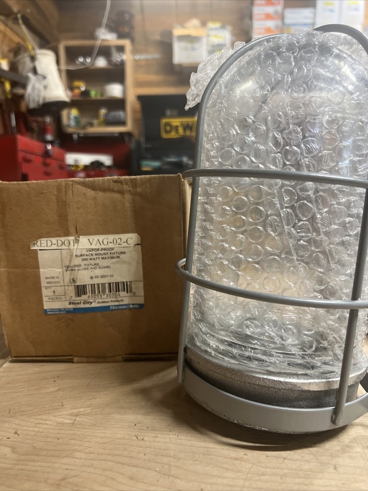 Thomas & Betts Vapor-Proof Surface Mount Fixture