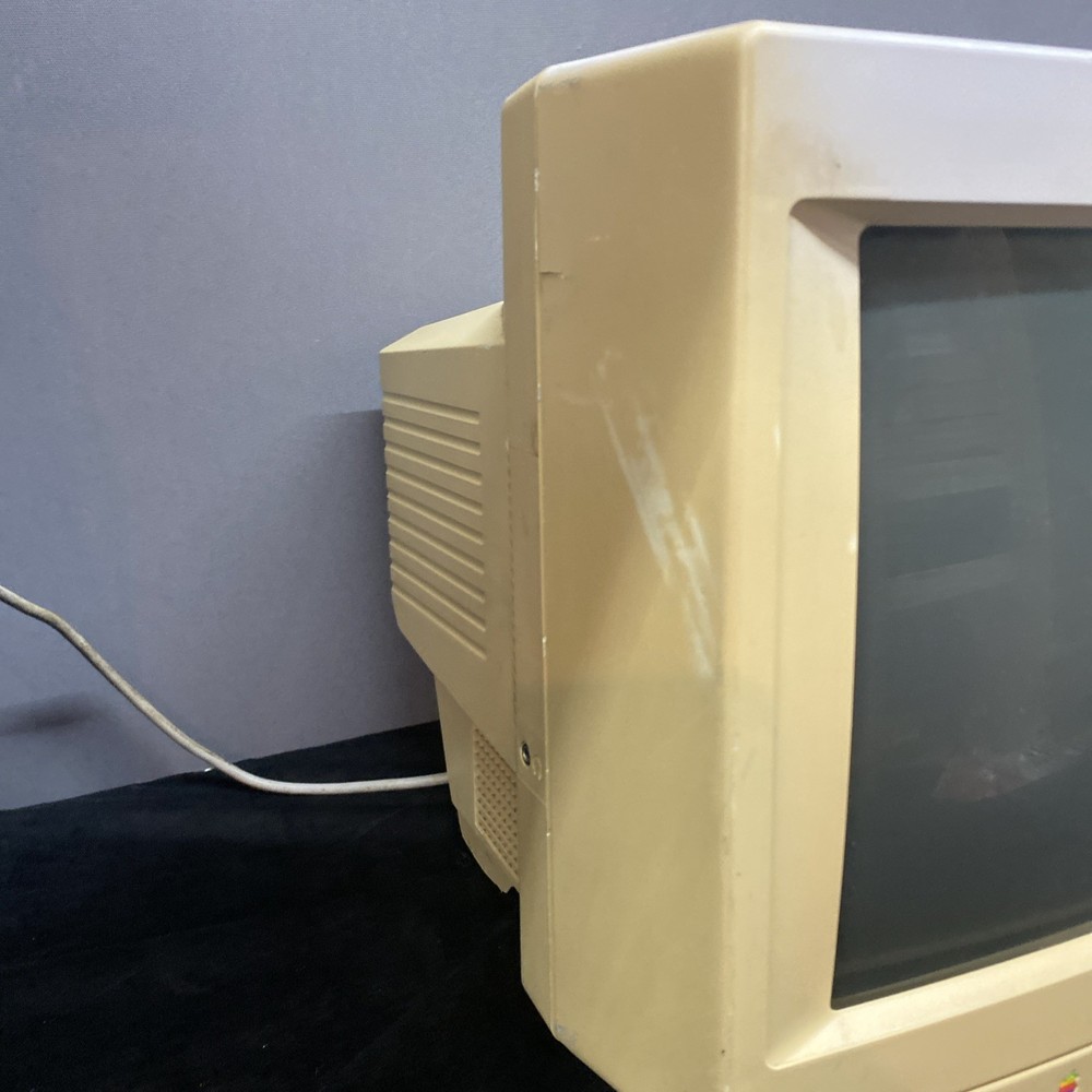 Apple Multiple Scan 15 M2943 15" Display CRT Powers On Damaged Shell Untested.
