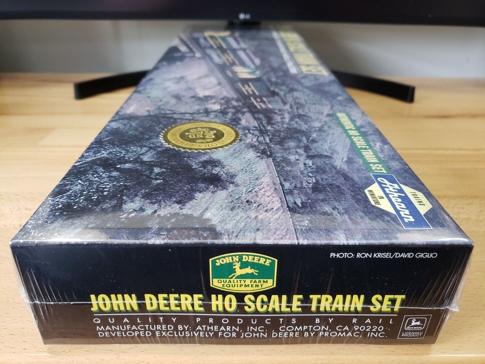 Athearn John Deere HO Scale Train Set Including Two Pewter Model D Tractors