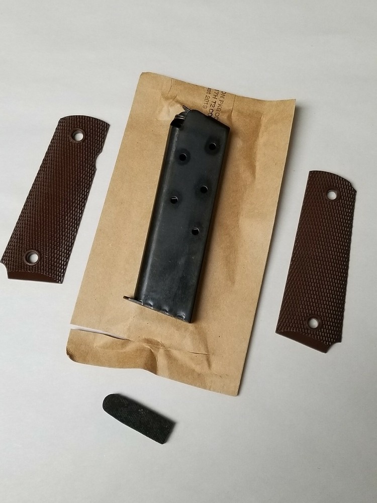 COLT 45 7 ROUND MAGAZINE WITH SPARE PLATIC GRIPS.