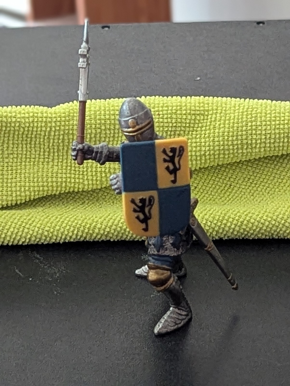 AWESOME SCHLEICH WARRIOR MEDIEVAL W/ SHIELD & SWORD READY FOR BATTLE MFG 2003