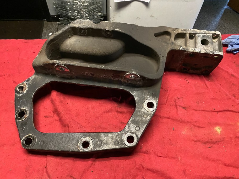 B11-1025R PETERBILT Kenworth SPRING HANGER Frame Horn